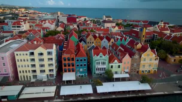 Willemstad, Antillas Holandesas de Curazao. Edificios coloridos que atraen a turistas de todo el mundo. Cielo azul día soleado Curazao Willemstad — Vídeo de stock