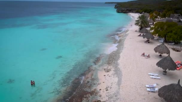 Stranden Cas Abou på ön Curacao, Playa Cas Abou på Curacao Karibien tropisk vit strand med blå hav — Stockvideo