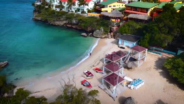 Playa Lagun Beach Cliff Curazao, hermosa bahía tropical con arena blanca y océano azul Curazao — Vídeo de stock