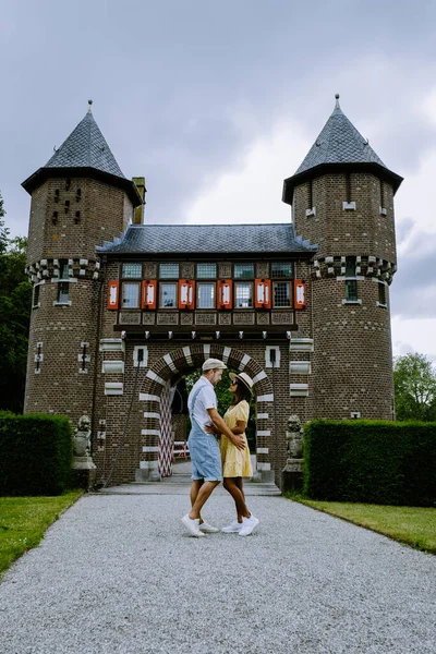 Замок де Утрехт, вид на замок де Утрехт в голландском городе Утрехт, нынешние здания которого построены на основе оригинального замка, датируются 1892 годом. — стоковое фото