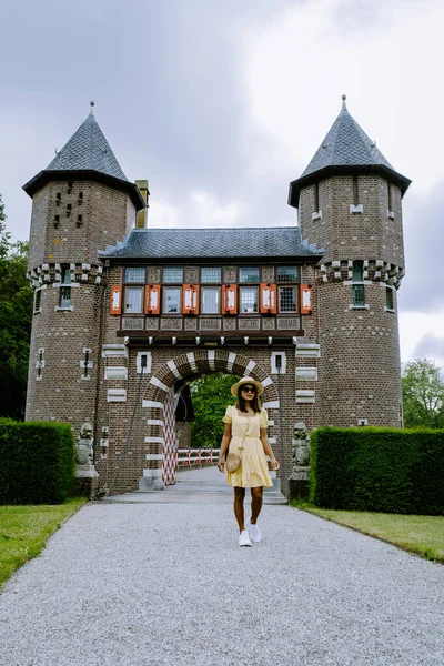 Замок де Утрехт, вид на замок де Утрехт в голландском городе Утрехт, нынешние здания которого построены на основе оригинального замка, датируются 1892 годом. — стоковое фото