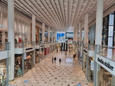 Utrecht Hollanda, alışveriş merkezi Hoog Catharijne, yoğun bir hafta sonu günü