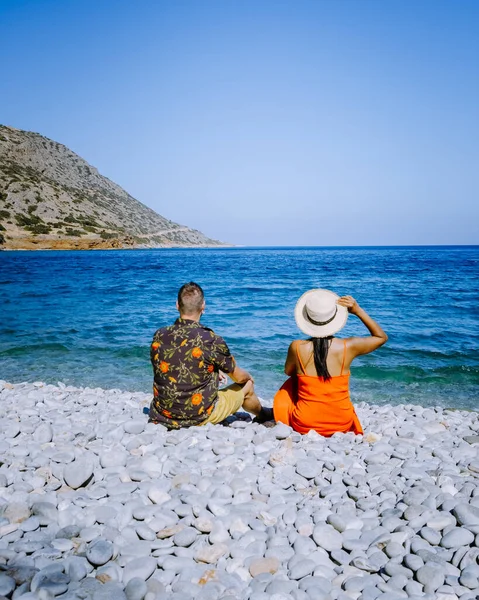 Plaka Lassithi mit seinem traditionellen blauen Tisch und Stühlen und dem Strand auf Kreta Griechenland — Stockfoto
