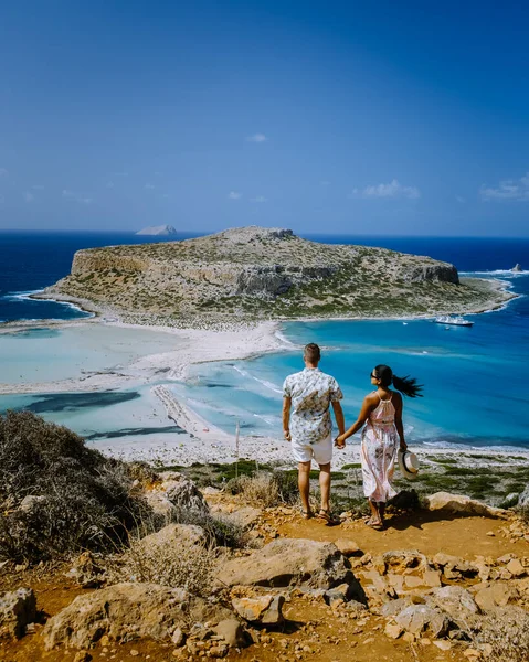 Kreta Griekenland, Balos lagune op Kreta eiland, Griekenland. Toeristen ontspannen en baden in kristalhelder water van Balos strand. — Stockfoto