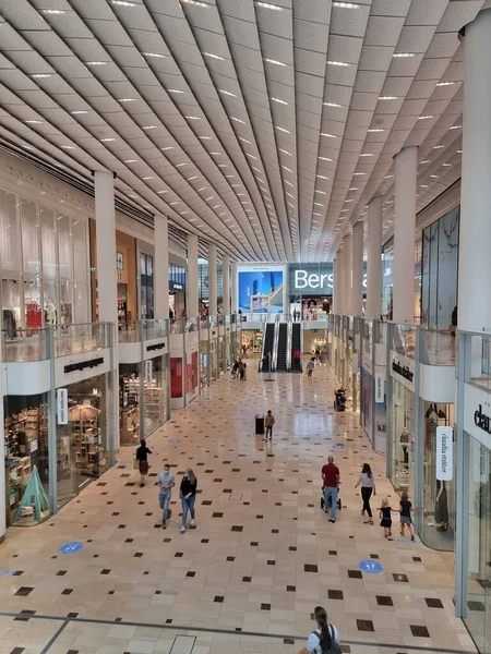 Utrecht Holanda, shopping center Hoog Catharijne em um dia de fim de semana atarefado — Fotografia de Stock