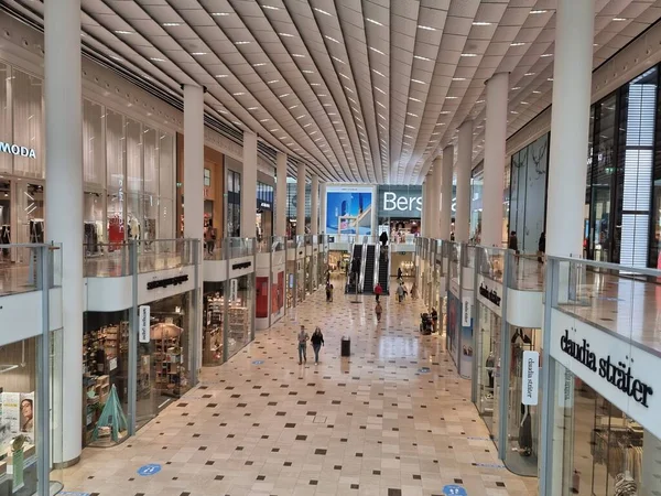 Utrecht Niederlande, Einkaufszentrum Hoog Catharijne an einem geschäftigen Wochenendtag — Stockfoto