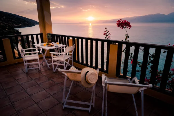 그리스 의인 정적 인 바다에서 해 가 뜰 때 아침 식사를 하고 있는 탁자와 의자 — 스톡 사진