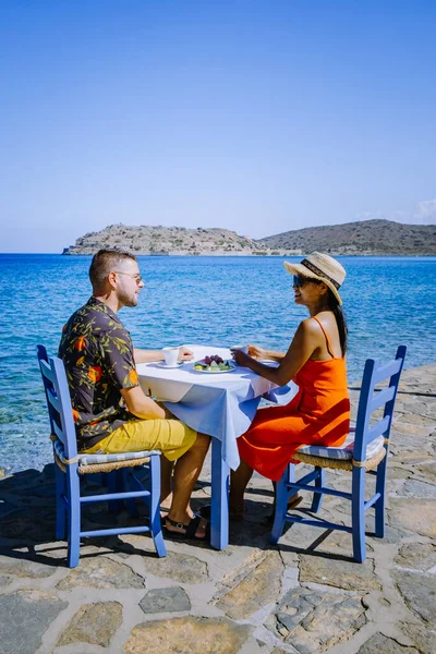 Kreta Grecja Plaka Lassithi to tradycyjny niebieski stół i krzesła oraz plaża na Krecie w Grecji. Paralia Plakas, wioska Plaka Kreta — Zdjęcie stockowe