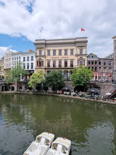 在荷兰乌得勒支的夏天，人们住在阳台上，荷兰乌得勒支中心的古运河上的传统住宅. — 图库照片