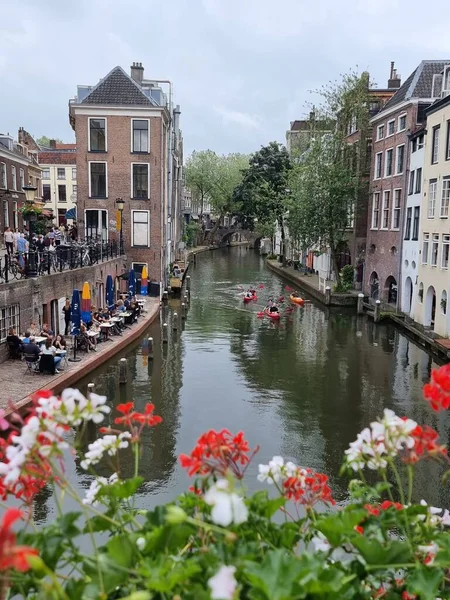 Estate a Utrecht con persone in terrazza nei Paesi Bassi, Case tradizionali sul canale Oudegracht Vecchio nel centro di Utrecht, Paesi Bassi. — Foto Stock