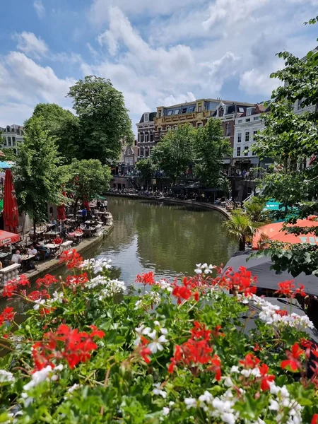 Utrecht 'te yaz mevsimi, Hollanda' nın Utrecht, Hollanda 'nın merkezindeki Oudegracht Eski Kanalı' ndaki geleneksel evler, terasta yaşayan insanlarla birlikte.. — Stok fotoğraf