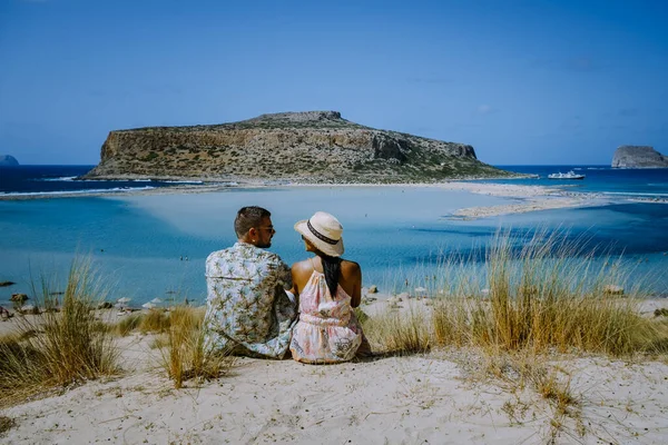 Крит Греция, лагуна Балос на острове Крит, Греция. Туристы отдыхают и купаются в кристально чистой воде пляжа Балос. — стоковое фото