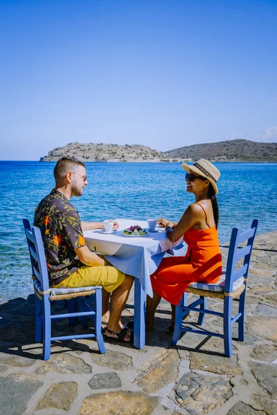 Creta Grecia Plaka Lassithi con è tradizionale tavolo blu e sedie e la spiaggia di Creta Grecia. Paralia Plakas, villaggio di Plaka Creta — Foto Stock