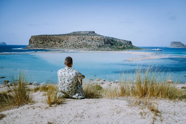 Kreta Grecja, laguna Balos na Krecie, Grecja. Turyści zrelaksować i kąpieli w krystalicznie czystej wodzie plaży Balos. — Zdjęcie stockowe