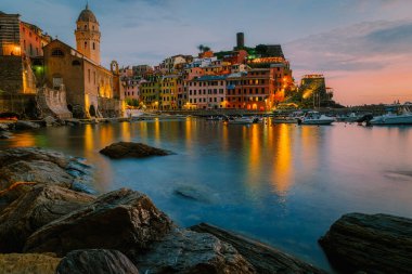 Vernazza, Cinque Terre, İtalya 'nın Resimli Sahil Köyü.