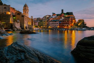 Vernazza, Cinque Terre, İtalya 'nın Resimli Sahil Köyü.