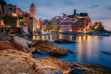 Vernazza, Cinque Terre, İtalya 'nın Resimli Sahil Köyü.