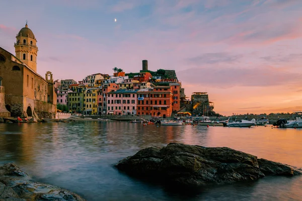 Schilderachtig kustplaatsje Vernazza, Cinque Terre, Italië. — Stockfoto