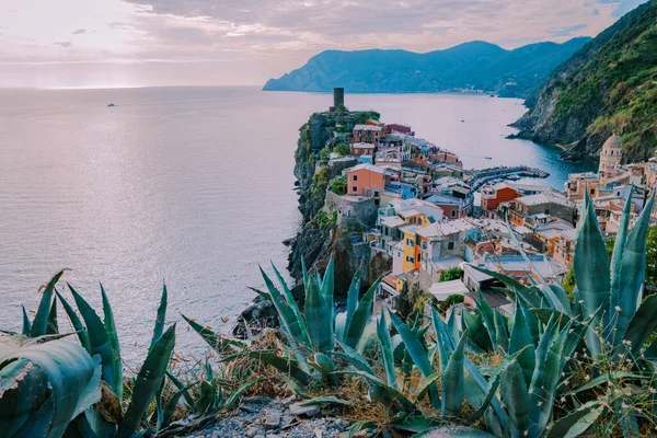 Viehättävä rannikkokylä Vernazza, Cinque Terre, Italia. — kuvapankkivalokuva