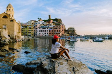 Vernazza, Cinque Terre, İtalya 'nın Resimli Sahil Köyü.