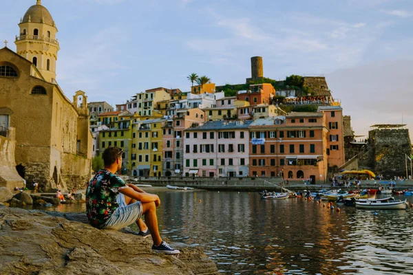 Malebná pobřežní vesnice Vernazza, Cinque Terre, Itálie. — Stock fotografie