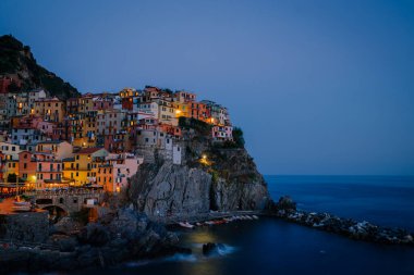 İtalya 'nın Manarola köyü renkleri, Cinque Terre park İtalya yaz günü, tatil İtalya renkli kıyıları Manarola Cinque Terre İtalya