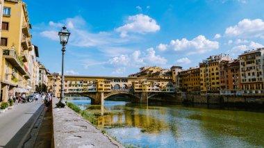 Floransa 'daki Arno Nehri üzerindeki Ponte Vecchio köprüsü, Floransa' daki nehrin üzerindeki renkli köprü.