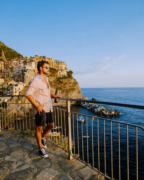 İtalya 'nın Manarola köyü renkleri, Cinque Terre park İtalya yaz günü, tatil İtalya renkli kıyıları Manarola Cinque Terre İtalya — Stok fotoğraf
