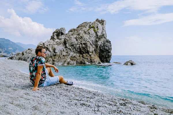  Sandalyeler ve şemsiyeler Spiaggia di fegina plajını dolduruyor. İtalya Cinque Terre 'nin bir parçası olan Monterosso İtalya' nın geniş kumlu sahil köyünü.