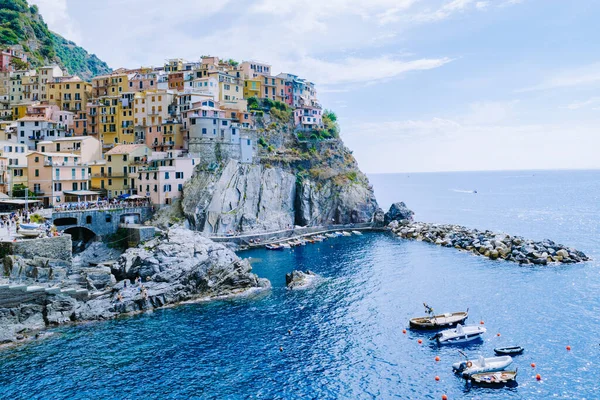 Colores de Italia Manarola pueblo, Cinque Terre parque Italia durante el día de verano, vacaciones italia costa colorida Manarola Cinque Terre Italia —  Fotos de Stock