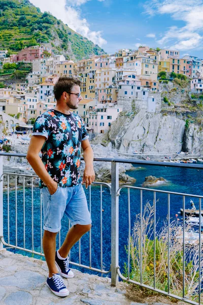 İtalya 'nın Manarola köyü renkleri, Cinque Terre park İtalya yaz günü, tatil İtalya renkli kıyıları Manarola Cinque Terre İtalya — Stok fotoğraf