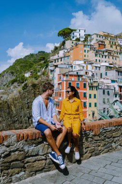 Tepe şehirlerinin Riomaggiore Cique Terre sahnesinin manzarası. Liguria 'nın, İtalya' nın, Avrupa 'nın harika manzarası. Akdeniz 'in deniz manzarası. Seyahat konsepti arka planı.