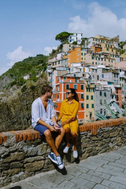Tepe şehirlerinin Riomaggiore Cique Terre sahnesinin manzarası. Liguria 'nın, İtalya' nın, Avrupa 'nın harika manzarası. Akdeniz 'in deniz manzarası. Seyahat konsepti arka planı.