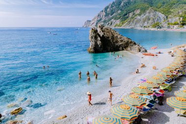 Sandalyeler ve şemsiyeler Spiaggia di fegina plajını dolduruyor. İtalya Cinque Terre 'nin bir parçası olan Monterosso İtalya' nın geniş kumlu sahil köyünü.