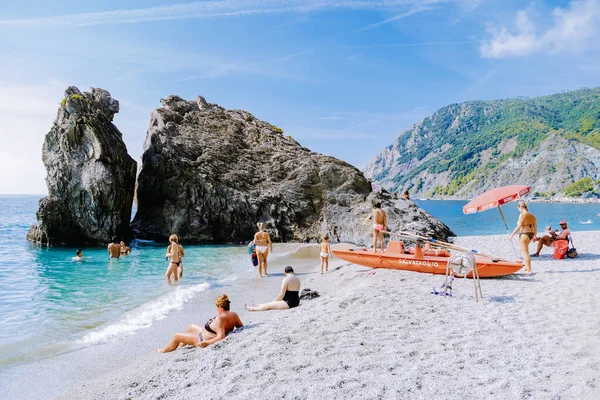 Stoelen en parasols vullen de spiaggia di fegina strand, het brede zandstrand dorp Monterosso Italië, onderdeel van de Cinque Terre Italië — Stockfoto