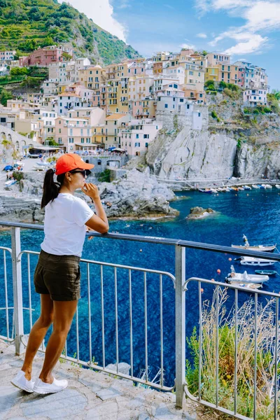 Kleuren van Italië Manarola dorp, Cinque Terre park Italië tijdens de zomerdag, Italië kleurrijke kust Manarola Cinque Terre Italië — Stockfoto
