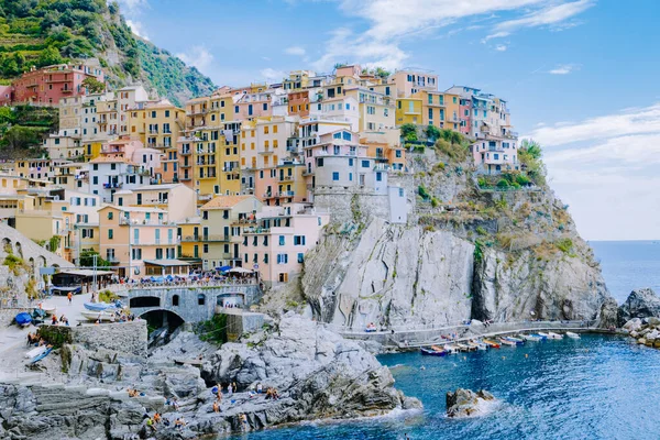 Colores de Italia Manarola pueblo, Cinque Terre parque Italia durante el día de verano, vacaciones italia costa colorida Manarola Cinque Terre Italia —  Fotos de Stock