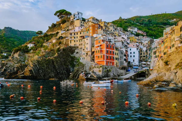 山城的Riomaggiore Cique Terre序列视图。利古里亚,意大利,欧洲的美景.地中海的海景。旅行概念背景. — 图库照片