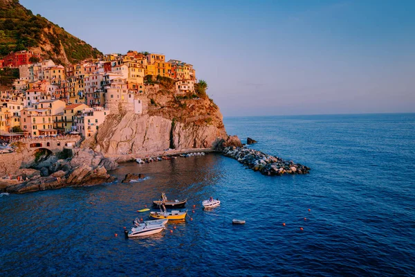 Cores da Itália Aldeia de Manarola, Parque Cinque Terre Itália durante o dia de verão, férias itália colorido costa Manarola Cinque Terre Itália — Fotografia de Stock