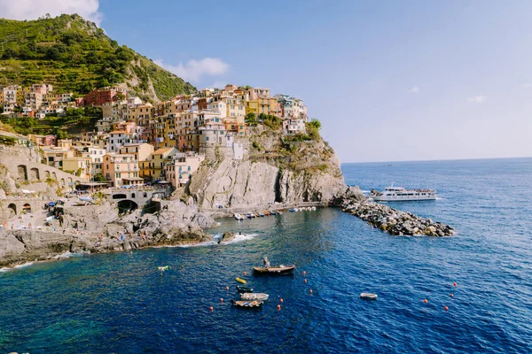 Kleuren van Italië Manarola dorp, Cinque Terre park Italië tijdens de zomerdag, vakantie italie kleurrijke kust Manarola Cinque Terre Italië — Stockfoto