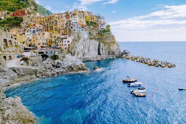 Colores de Italia Manarola pueblo, Cinque Terre parque Italia durante el día de verano, vacaciones italia costa colorida Manarola Cinque Terre Italia —  Fotos de Stock