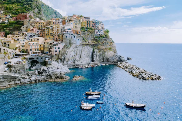 Cores da Itália Aldeia de Manarola, Parque Cinque Terre Itália durante o dia de verão, férias itália colorido costa Manarola Cinque Terre Itália — Fotografia de Stock