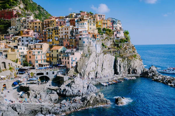 Cores da Itália Aldeia de Manarola, Parque Cinque Terre Itália durante o dia de verão, férias itália colorido costa Manarola Cinque Terre Itália — Fotografia de Stock