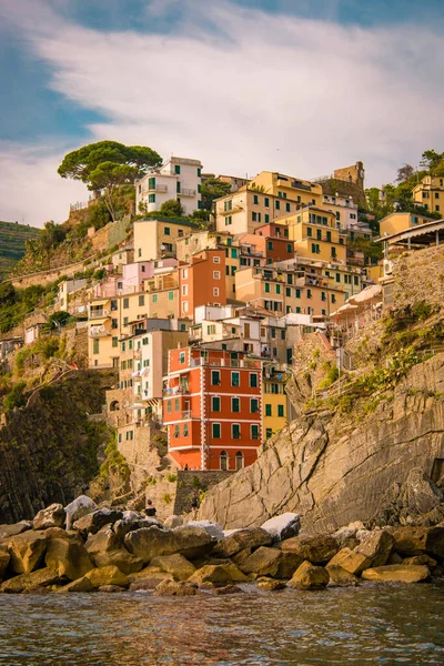 山城的Riomaggiore Cique Terre序列视图。利古里亚,意大利,欧洲的美景.地中海的海景。旅行概念背景. — 图库照片