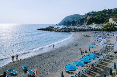 Levanto Cinque Terre renkli İtalya köyü, yaz tatilinde şemsiyeli renkli plaj