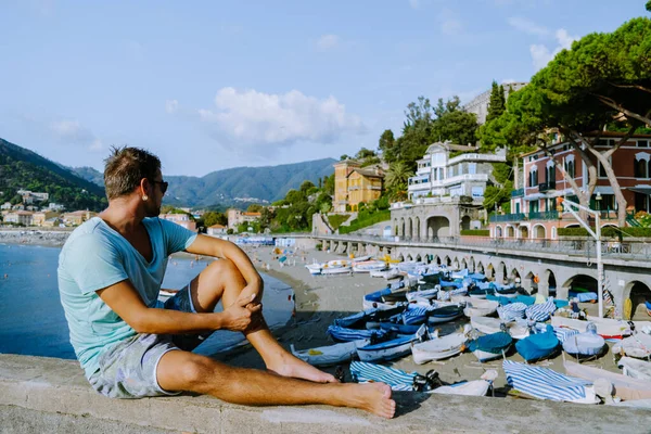 Levanto Cinque Terre renkli İtalya köyü, yaz tatilinde şemsiyeli renkli plaj — Stok fotoğraf