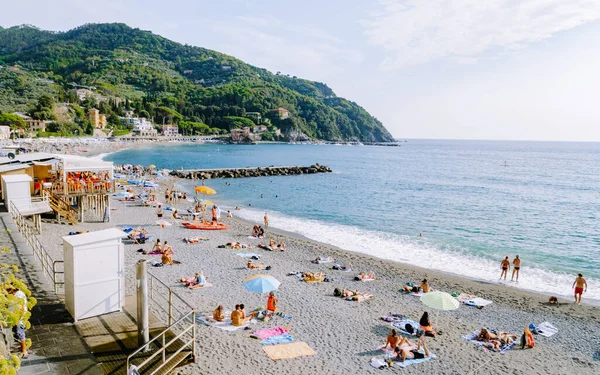 레 반토네 크 테레 다채 로운 이탈리아 마을, 여름철에는 우산으로 화려 한 해변 — 스톡 사진