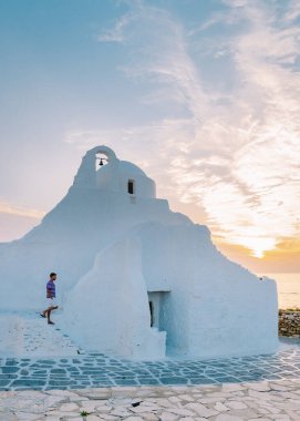 Mikonos Yunanistan, Yunanistan 'da tatil sırasında eski kentin sokaklarındaki genç adam Mikonos, Küçük Venedik Mikkonos Yunanistan