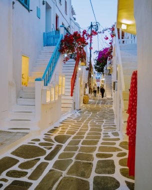 Mykonos Yunanistan, eski Mykonos şehrinin renkli sokakları ve sokakta turist