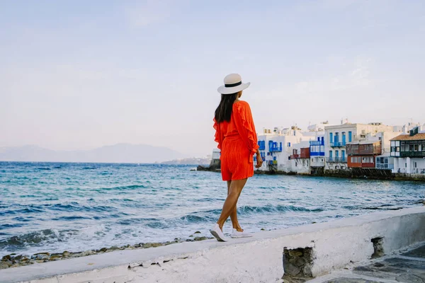 그리스 에서 휴가를 보내는 동안낡은 도시 미코노스의 거리에서 옷을 입은 젊은 여자, 작은 베네치아 미코노스 그리스 — 스톡 사진